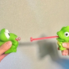 שתי בובות לשון ארוכה מצפצף בלחיצה