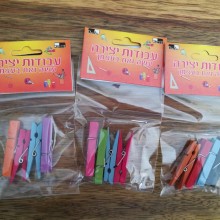 16 אטבים מעץ צבעוני 4.5 ס"מ