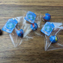 מחזיק מפתחות כדור הארץ עם משפט מעצים