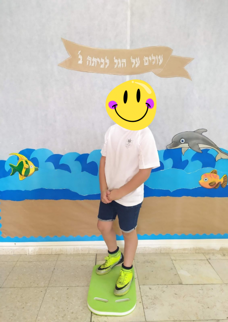 הצעה לצלם את הילדים על רקע הלוח ביום הראשון